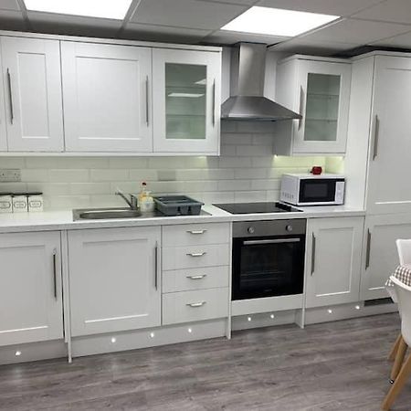 Huge Studio Close To City Centre With Free Secure Parking ลีดส์ ภายนอก รูปภาพ