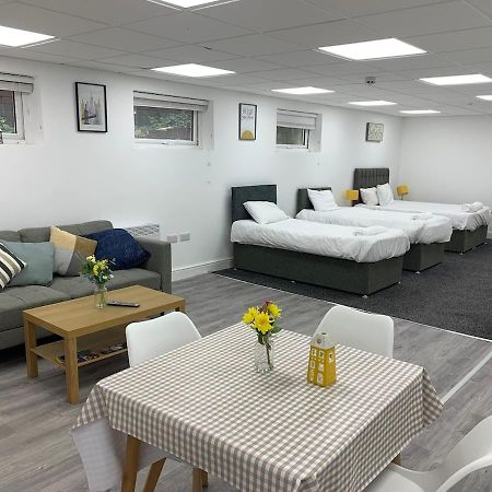 Huge Studio Close To City Centre With Free Secure Parking ลีดส์ ภายนอก รูปภาพ