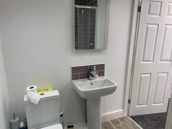 Huge Studio Close To City Centre With Free Secure Parking ลีดส์ ภายนอก รูปภาพ