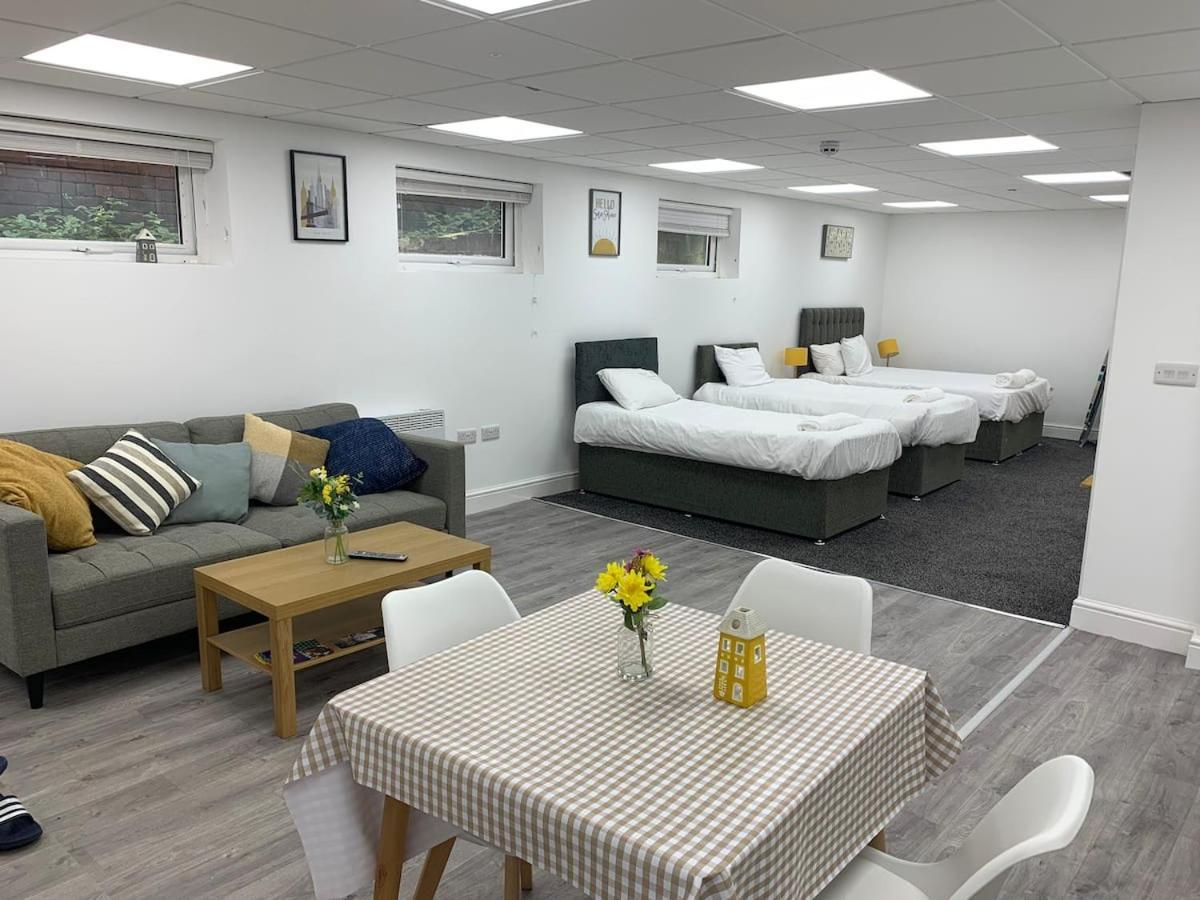 Huge Studio Close To City Centre With Free Secure Parking ลีดส์ ภายนอก รูปภาพ