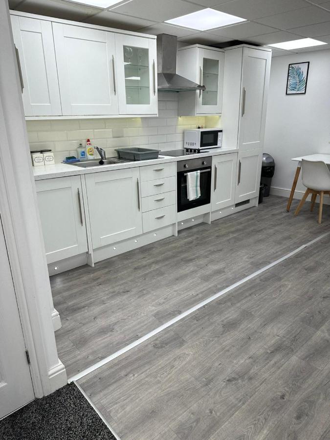 Huge Studio Close To City Centre With Free Secure Parking ลีดส์ ภายนอก รูปภาพ